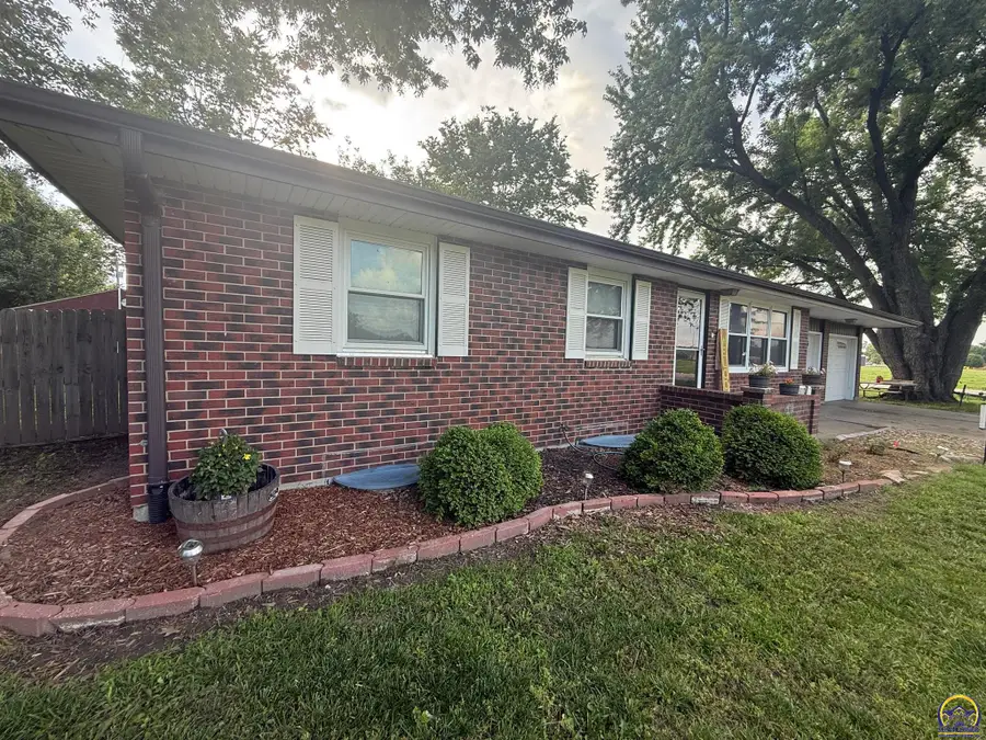 401 S Apollo St, Silver Lake, KS 66539 - #2