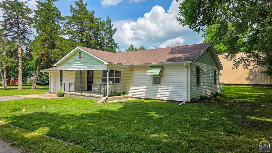406 Cherry St, Madison, KS 66860 - #3