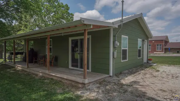 438 Searle St, Whiting, KS 66552