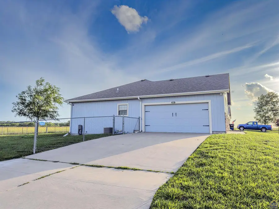 2911 SW Whitney Ave, Topeka, KS 66614 - #3