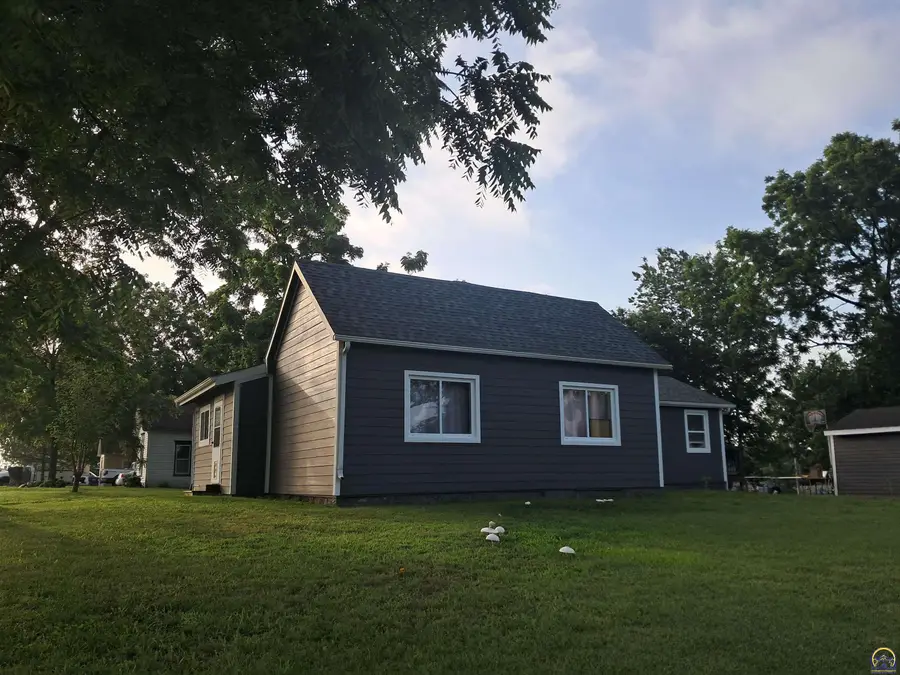 309 W Lake St, McLouth, KS 66054 - #3