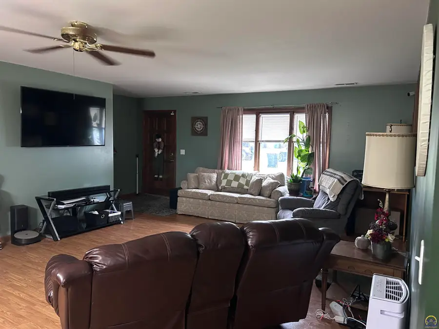 1220 Magic Cir, Emporia, KS 66801 - #3