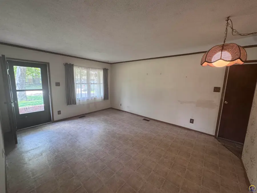 4320 SW Twilight Dr, Topeka, KS 66614 - #2