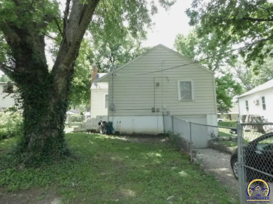 618 Iowa Ave, Holton, KS 66436-1627 - #2