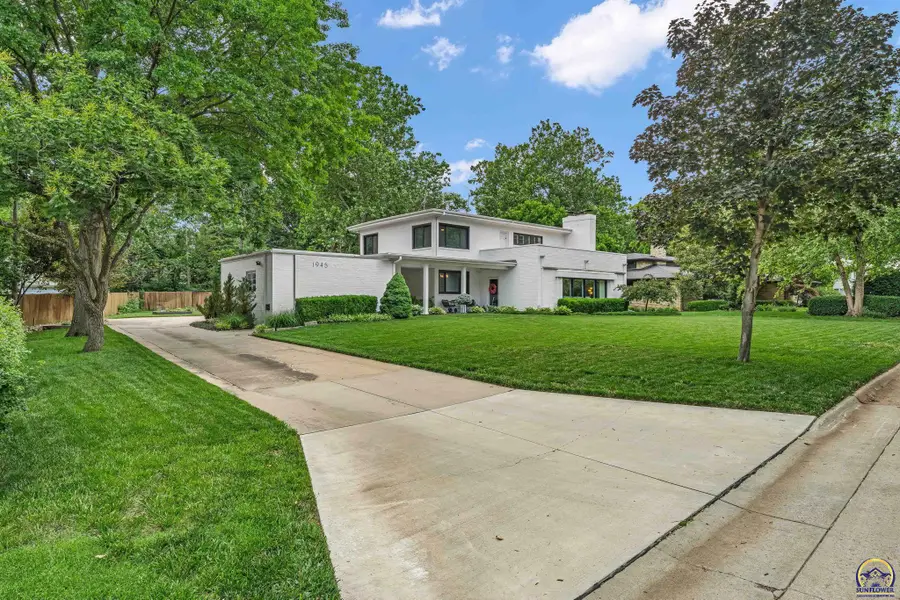 1945 SW Pembroke Ln, Topeka, KS 66604 - #2