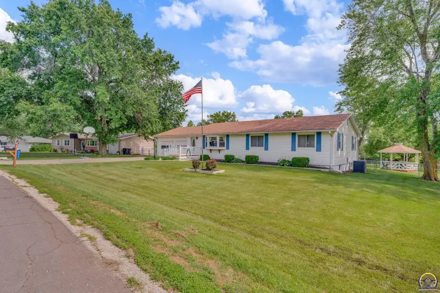 533 NE Monhollon Dr, Topeka, KS 66617 - #2