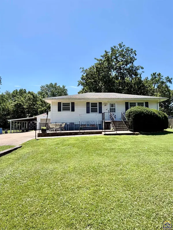 131 E Dayton Ave, Burlingame, KS 66413