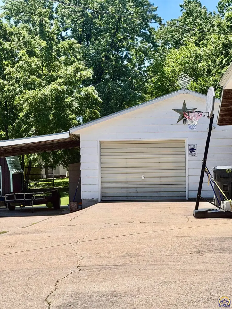 131 E Dayton Ave, Burlingame, KS 66413 - #3
