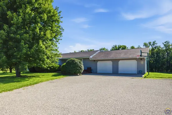 16345 Shadow Cir, Wamego, KS 66547