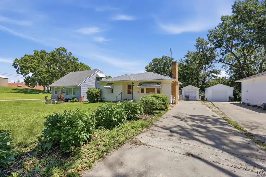 2404 SW Bradbury Ave, Topeka, KS 66611 - #2