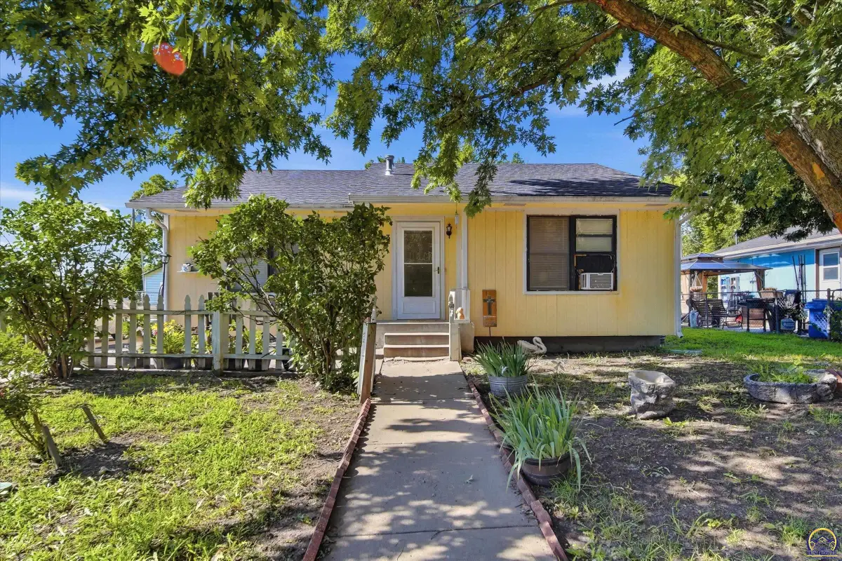 923 SE Wood St, Topeka, KS 66607 - #1