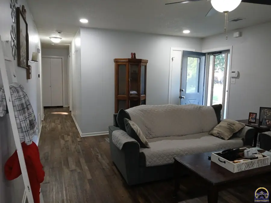 1043 SW Belle Ave, Topeka, KS 66604 - #2