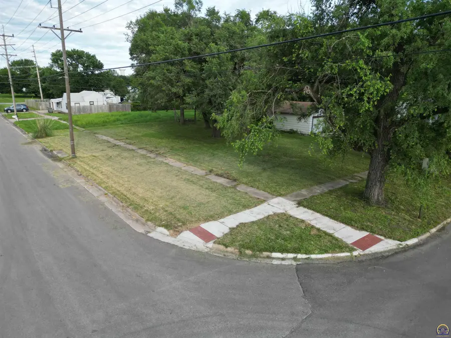 126 Sylvan St, Emporia, KS 66801 - #2