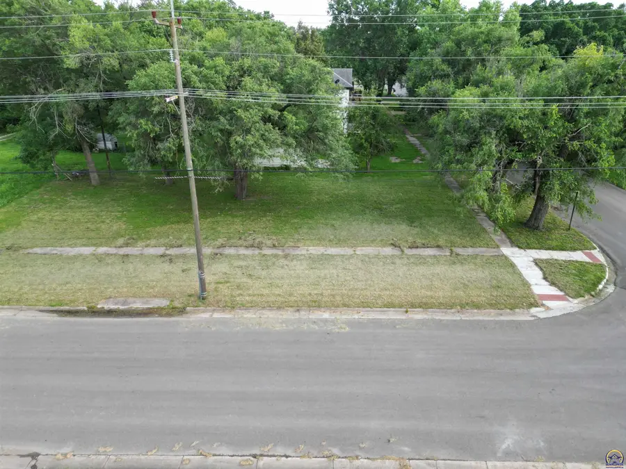 126 Sylvan St, Emporia, KS 66801 - #3