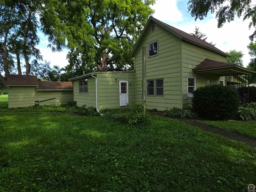 631 Green St, Rossville, KS 66533 - #2