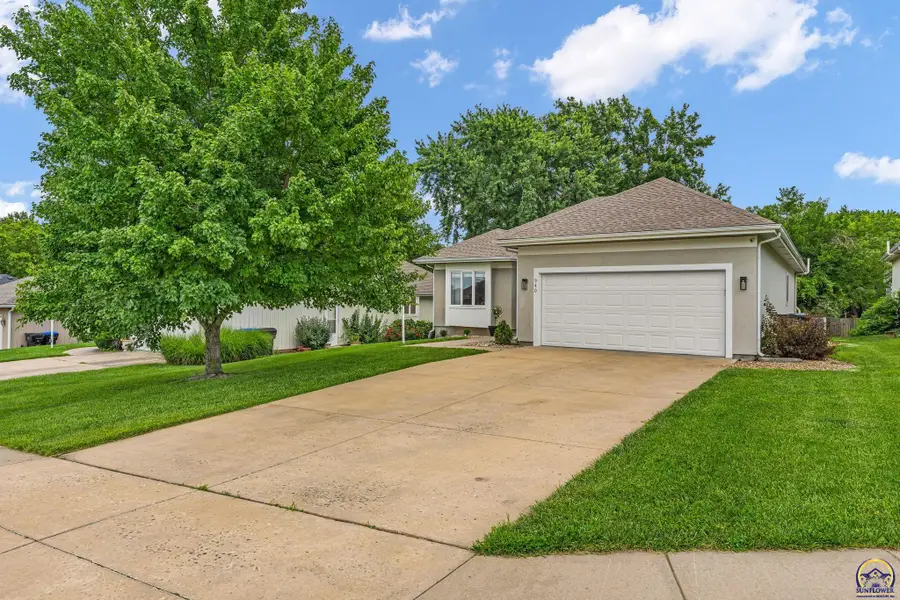 940 SW Woodbridge Ct, Topeka, KS 66606 - #2