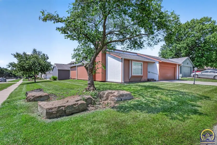 5701 SW Arrowhead Ct, Topeka, KS 66614 - #2