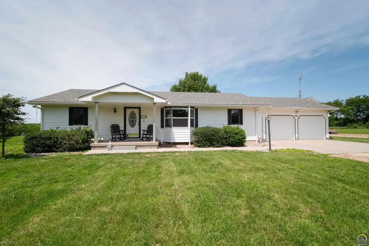 10727 SW Auburn Rd, Wakarusa, KS 66546 - #1