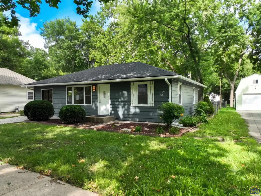 604 Maple St, Wamego, KS 66547 - #2