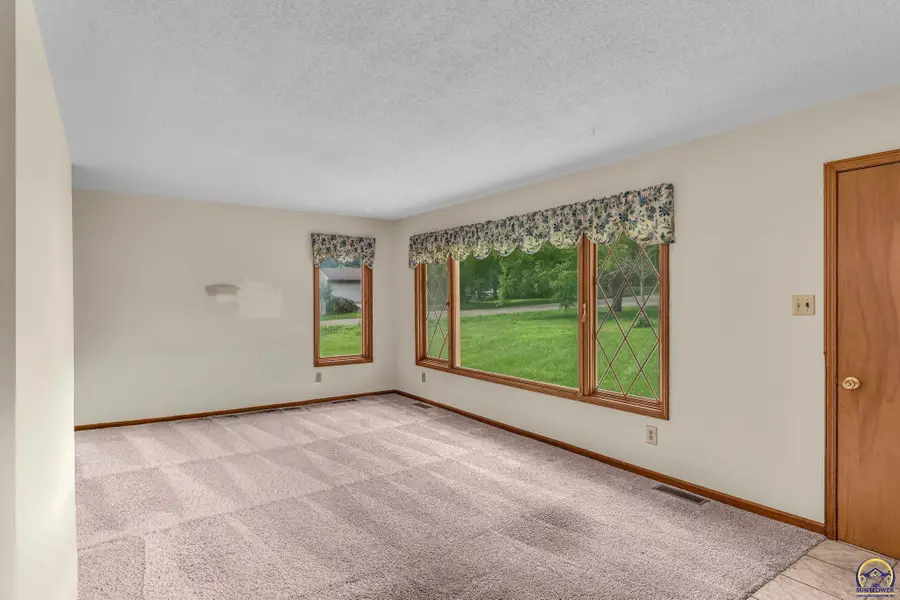 4101 NW Pocahontas Dr, Topeka, KS 66618 - #3