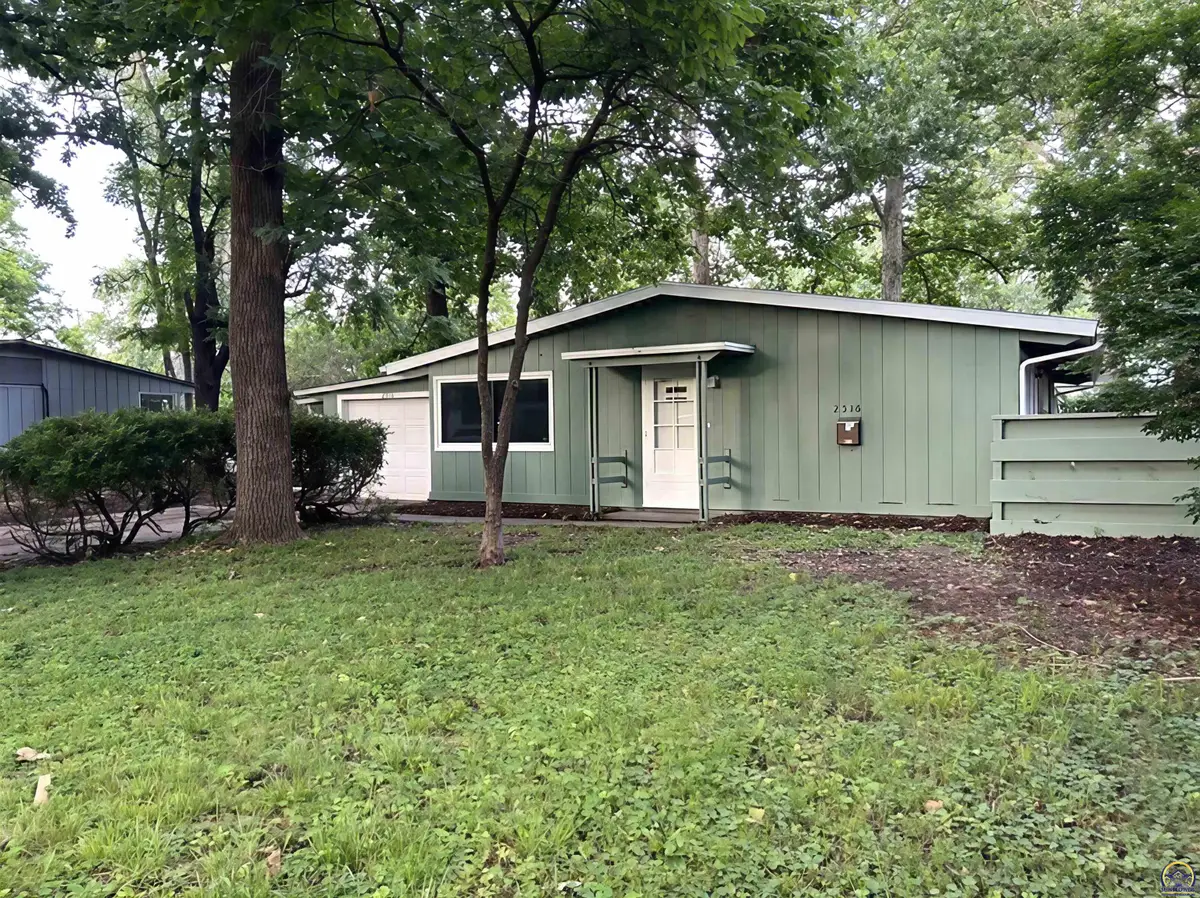 2516 SW Burnett Rd, Topeka, KS 66614 - #1