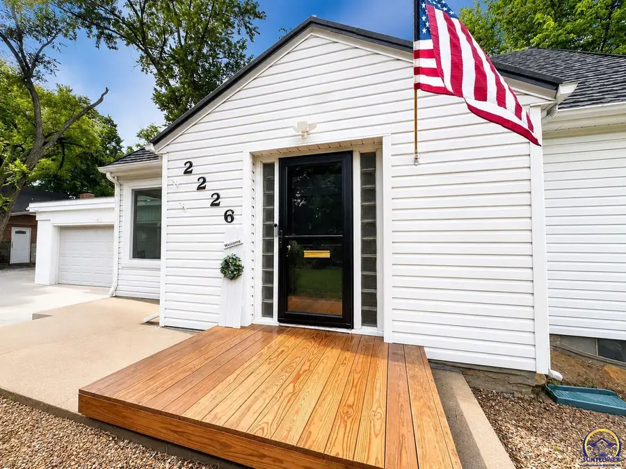 2226 SW Burnett Rd, Topeka, KS 66614 - #2