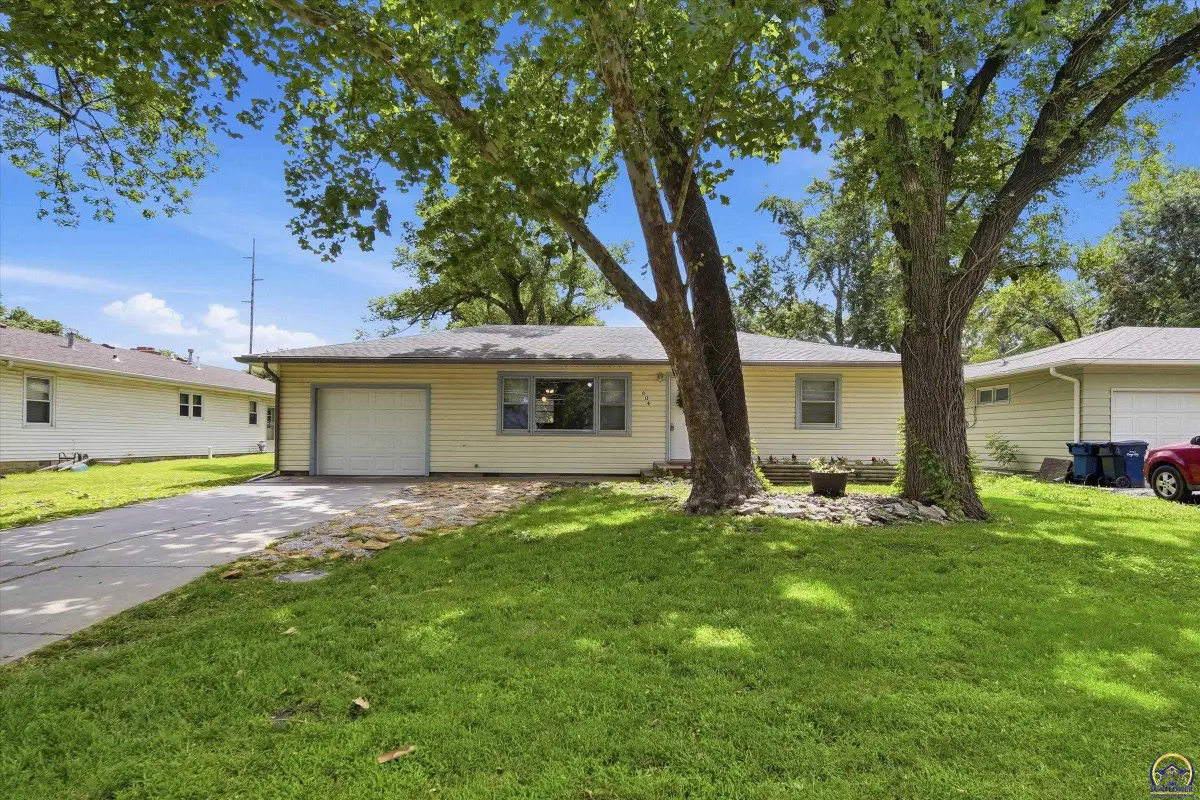 604 S 4th St, Osage City, KS 66523 - #1