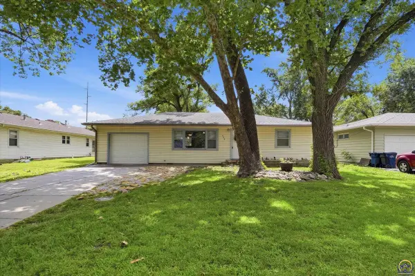 604 S 4th St, Osage City, KS 66523