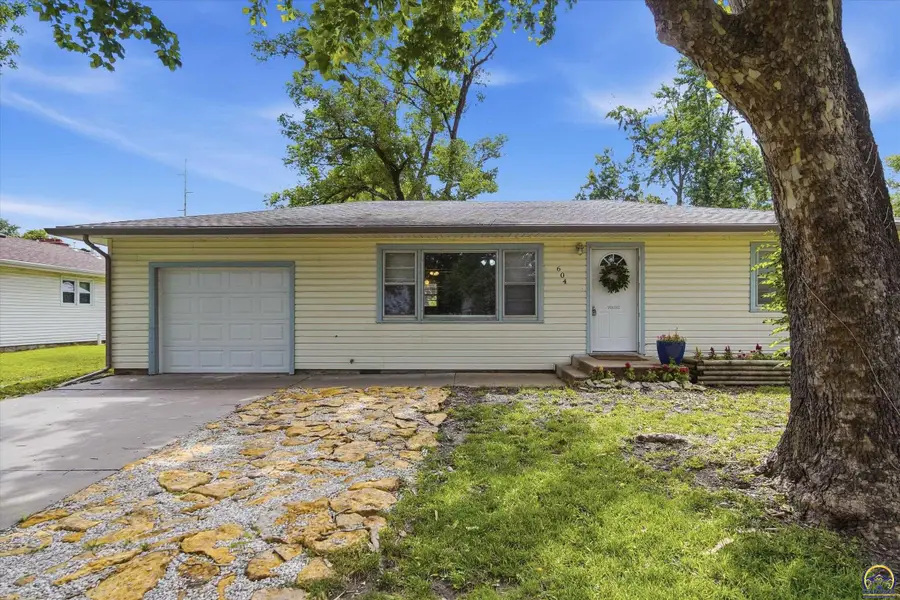 604 S 4th St, Osage City, KS 66523 - #2