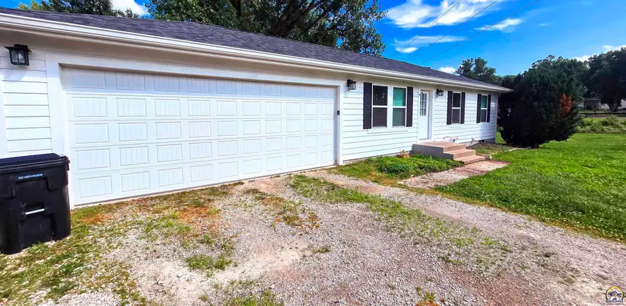 3650 NE Applewood Dr, Topeka, KS 66617 - #2