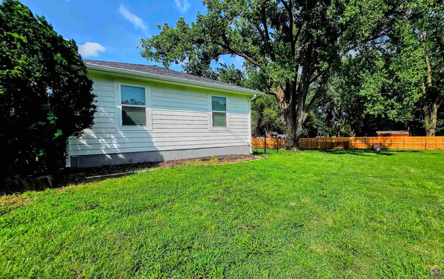 3650 NE Applewood Dr, Topeka, KS 66617 - #3