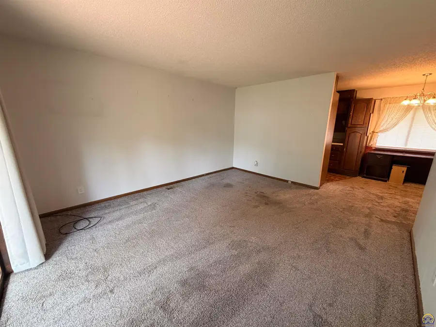 556 N 4th St, Carbondale, KS 66414 - #3