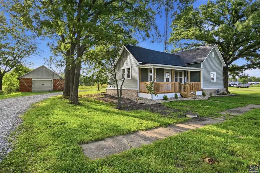 402 N 6th St, Osage City, KS 66523 - #3