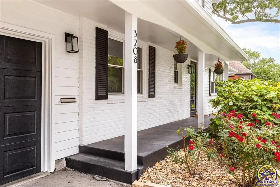 3208 SW College Ave, Topeka, KS 66611 - #2