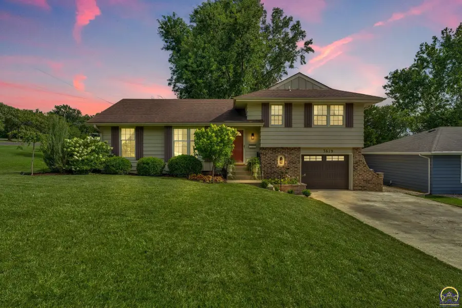 3619 SW 33rd St, Topeka, KS 66614 - #3