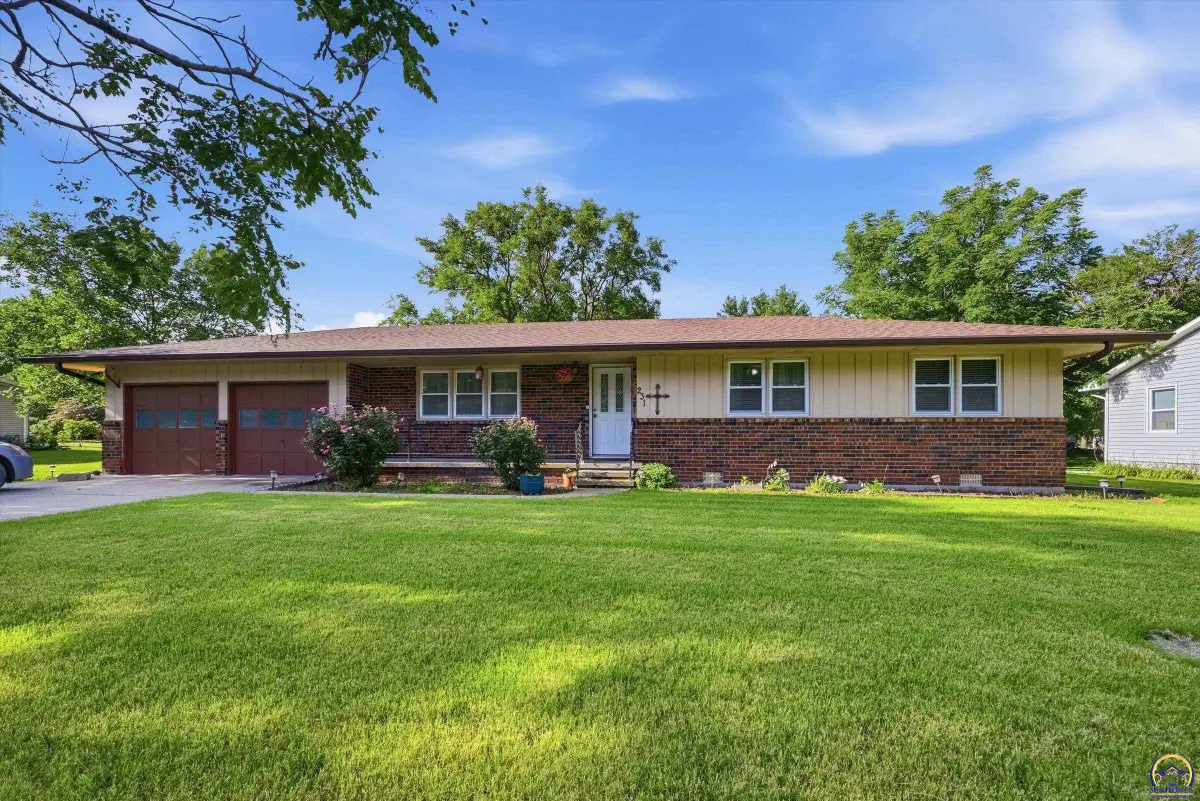 231 Safford St, Osage City, KS 66523 - #1