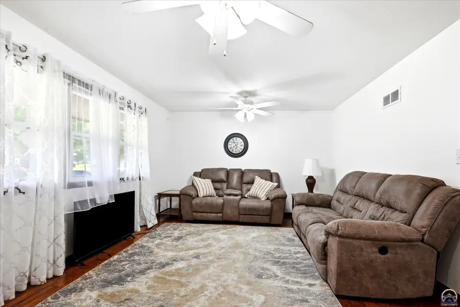 231 Safford St, Osage City, KS 66523 - #2