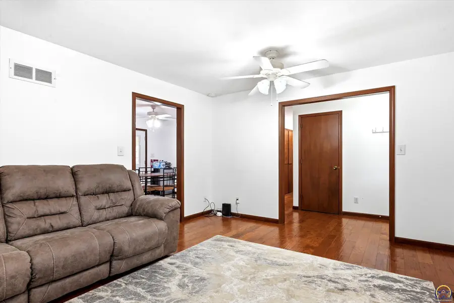 231 Safford St, Osage City, KS 66523 - #3