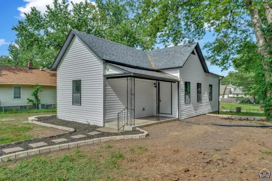322 SW Jewell Ave, Topeka, KS 66606 - #2
