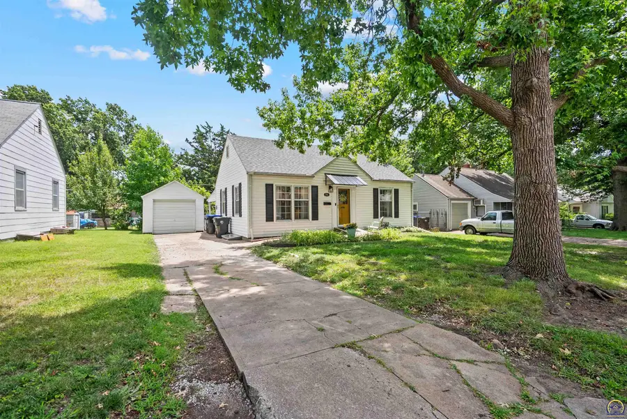 916 SW Anderson Ter, Topeka, KS 66606 - #3