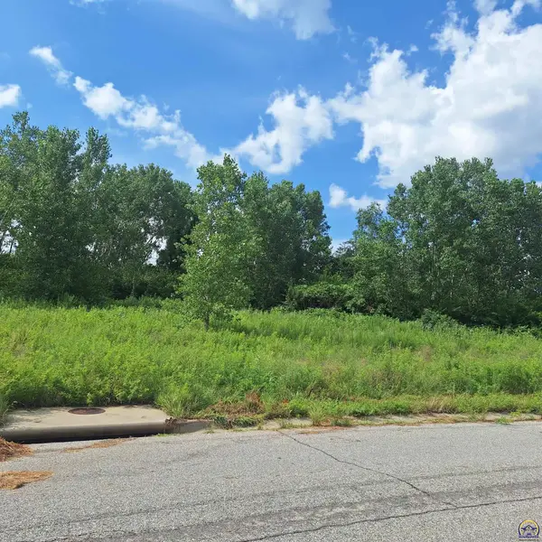 6324 SW 47th St, Topeka, KS 66610