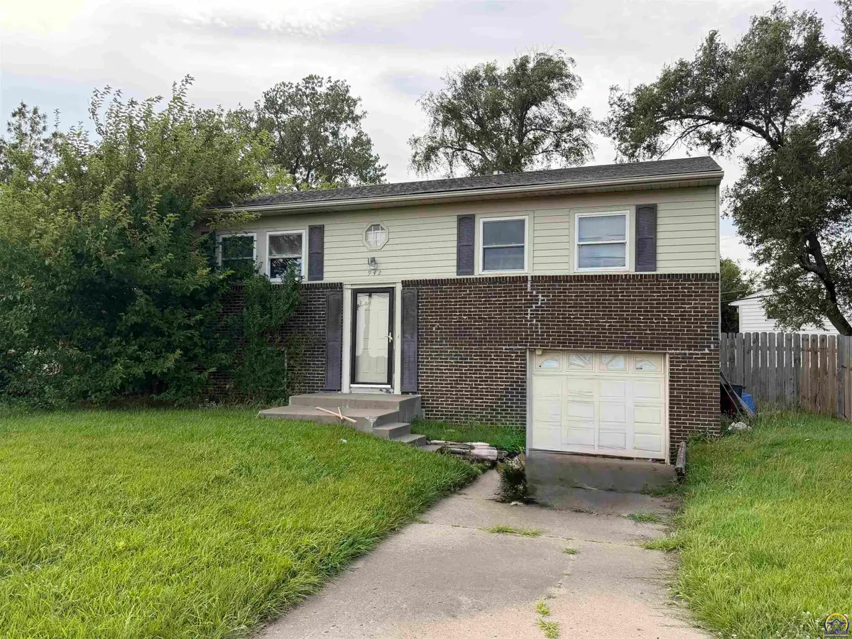 942 SE 37th St, Topeka, KS 66605 - #1