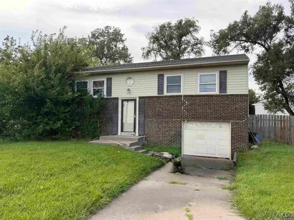 942 SE 37th St, Topeka, KS 66605