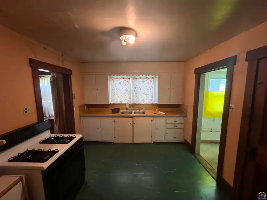 225 SE Lime St, Topeka, KS 66607 - #3