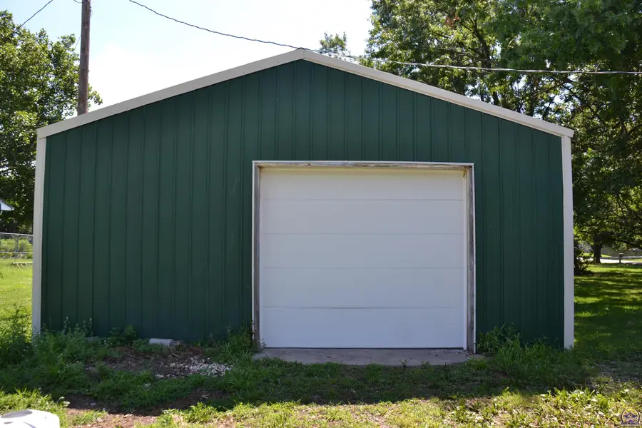 734 S 9th St, Osage City, KS 66523-9999 - #2
