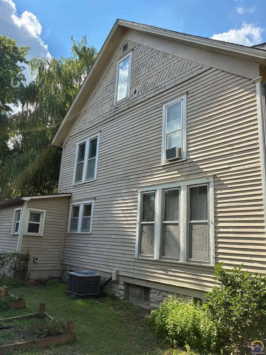 1279 SW Macvicar Ave, Topeka, KS 66604 - #3