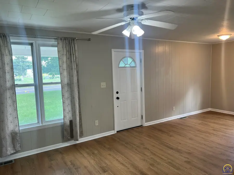 1002 N 1st St, Hiawatha, KS 66434 - #3
