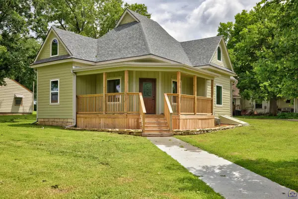 100 E 8th St, Onaga, KS 66521