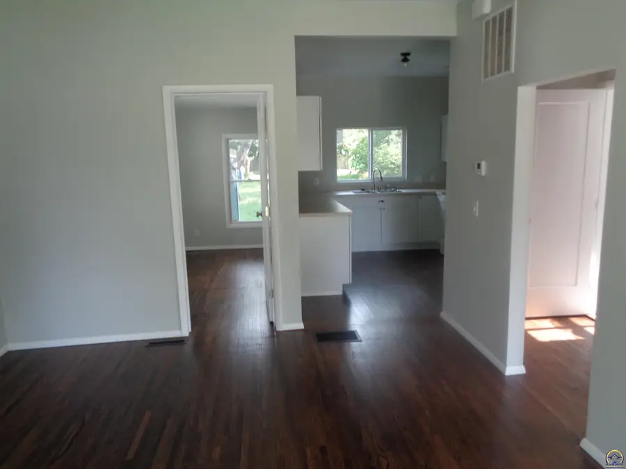 804 E Broadway St, Newton, KS 67114 - #2