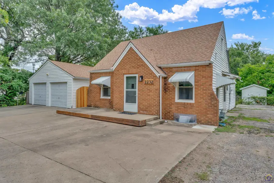 2232 SE Pennsylvania Ave, Topeka, KS 66605 - #2
